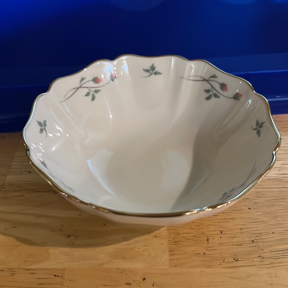 Lenox “Rose Manor” Heart Bowl with Gold Accented Top - Picture 2 of 3